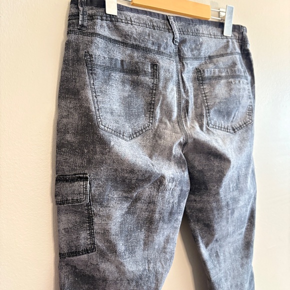 DKNY Stone Wash Charcoal Cotton Cargo Capris - Picture 11 of 14